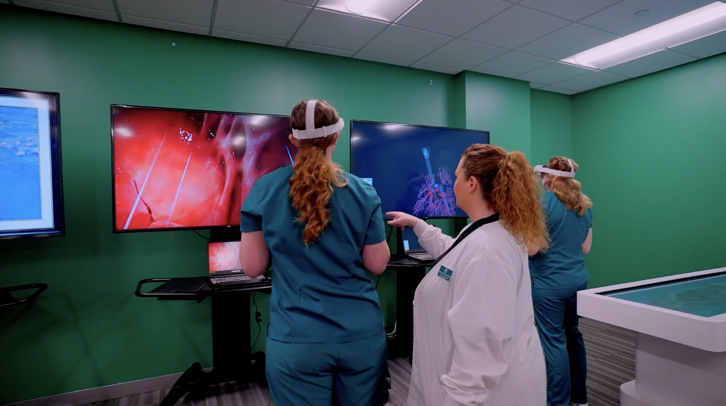 两名女护理学生使用虚拟现实系统模拟冠状动脉手术