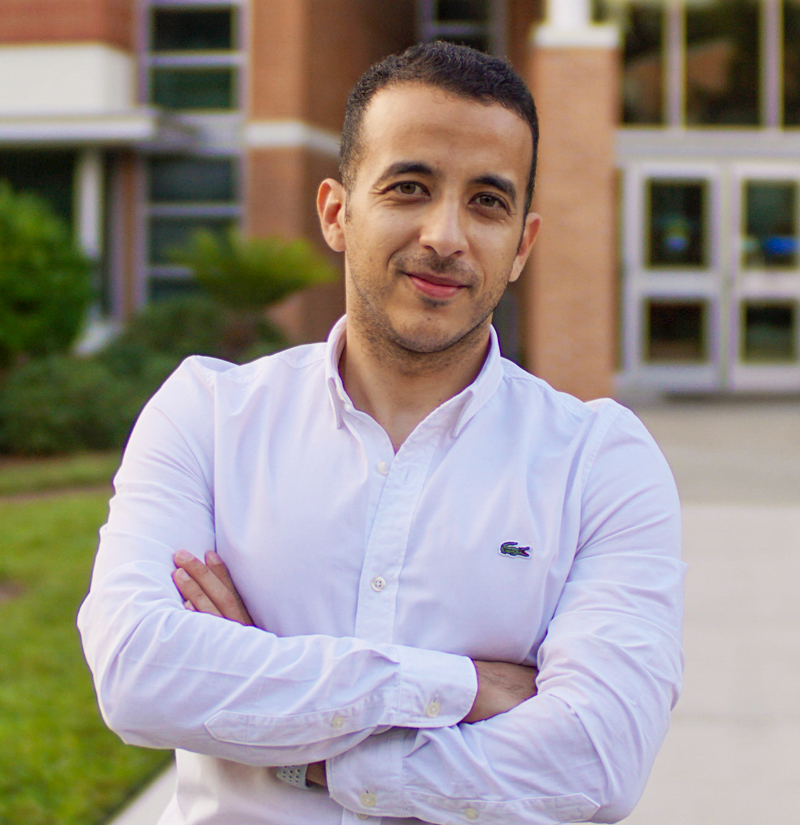 JU研究生Ahmed Rashed站在戴维斯商业与技术学院大楼前。