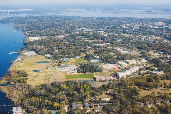杰克逊维尔校区的全景图，左边是圣约翰河。