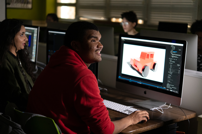 一个平面设计专业的学生在电脑前工作。