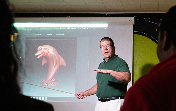 Eric Kunzendorf教授指出ZBrush的特点给一个动画类的学生。