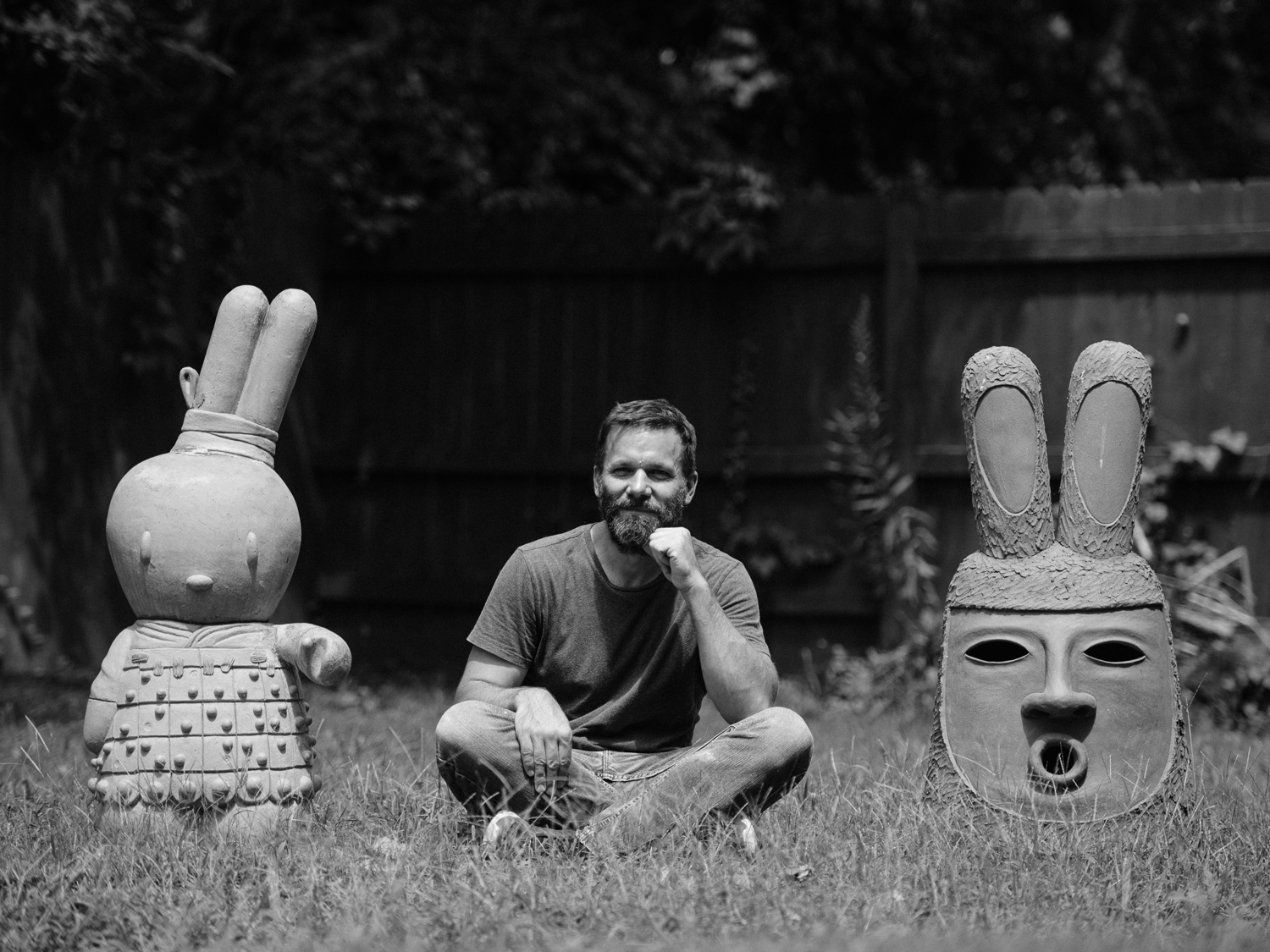 与艺术家约翰·多诺万一起制作的拟人化动物大型陶瓷雕塑。