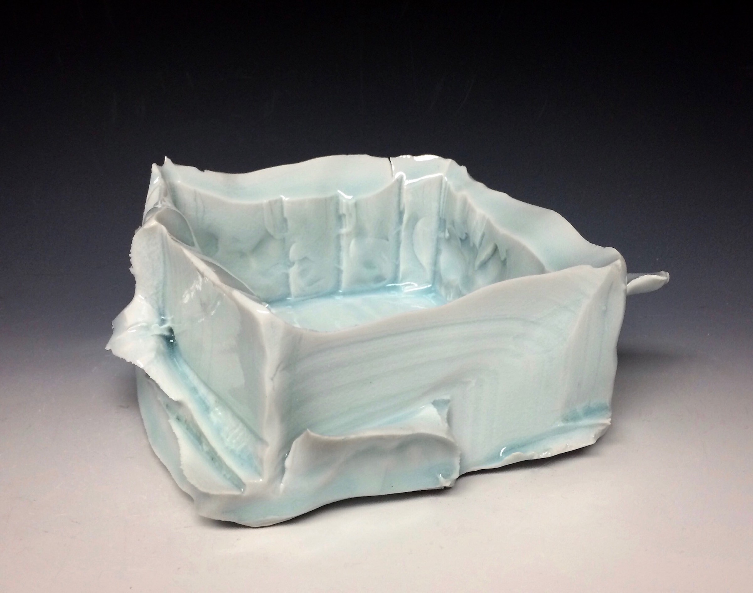 由艺术家John Oles设计的冰山船陶瓷雕塑。