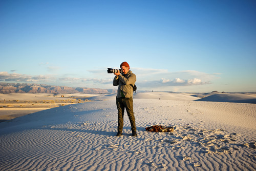 杰西·布兰特曼在沙漠中带着相机