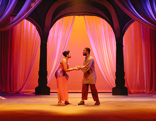 两名学生在《阿依达》舞台上表演。
