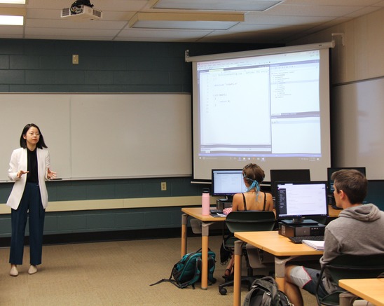 计算机科学教授在计算机实验室教学生。