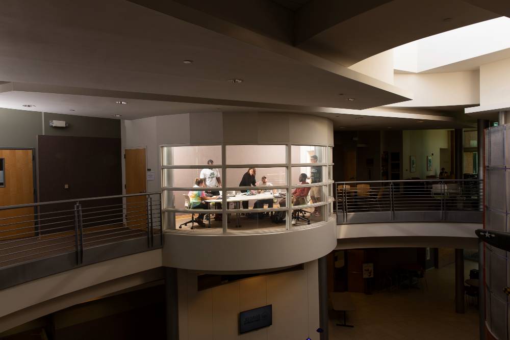 戴维斯商业与技术学院大楼二楼的会议室。