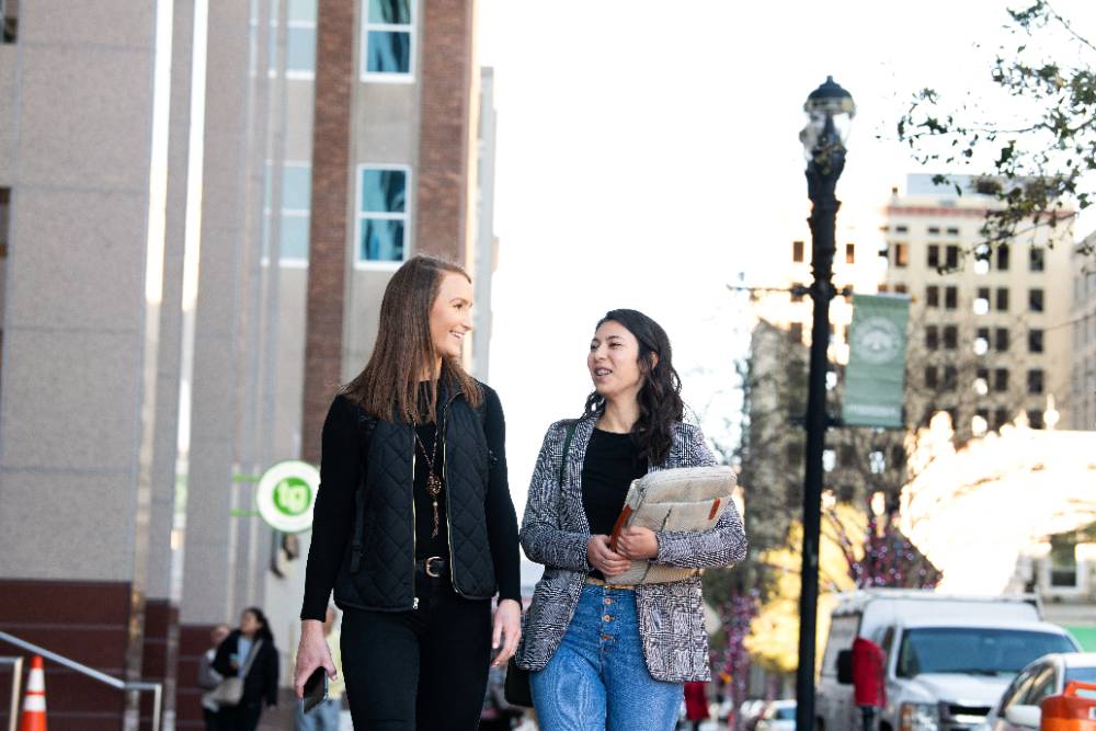 两名戴维斯商业与技术学院的学生走在JU市中心的校园附近。