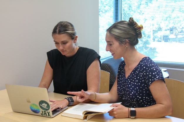 两个女研究生说,指着另一个而笔记本电脑屏幕。
