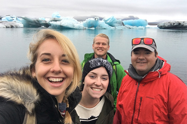 在冰岛留学的学生们在自拍。