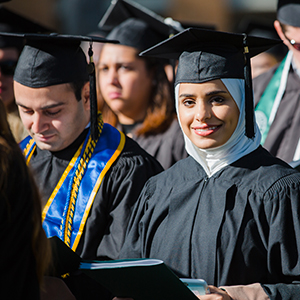 毕业典礼上戴头巾的学生。点击查看国际学生指南。