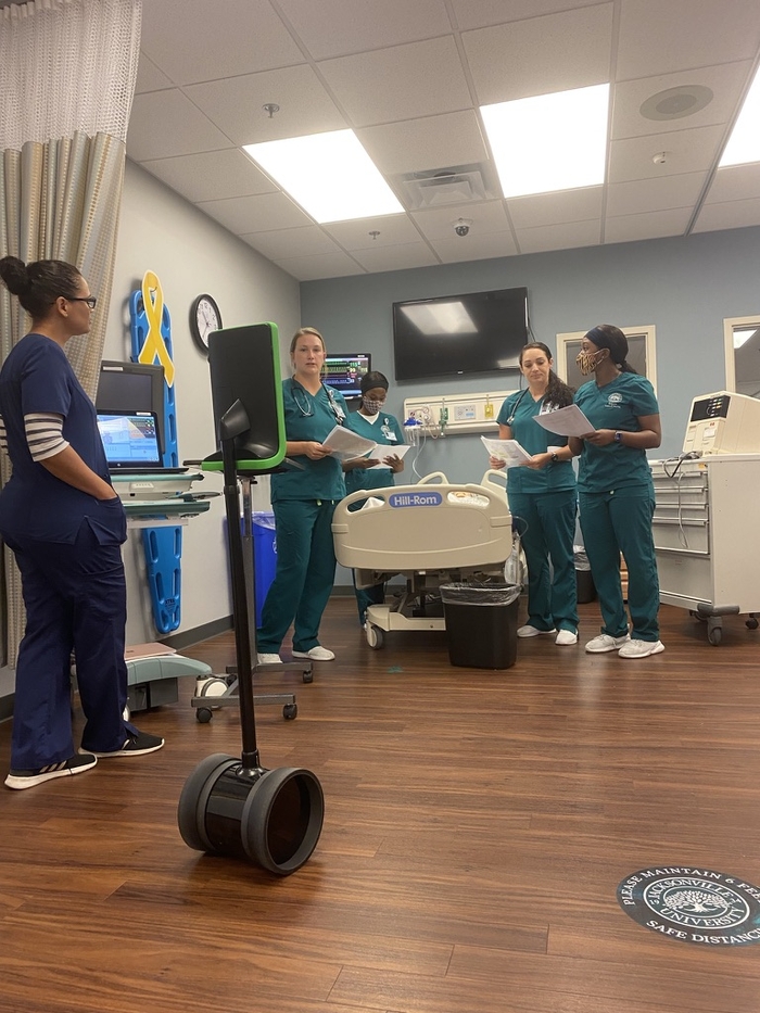 护理学生通过远程医生机器人学习