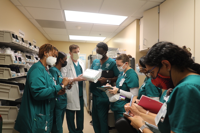 一名护理教师带着一群学生，在供应室教授医疗用品。