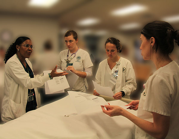 护理学生由浸信会健康护理专业人员教授。