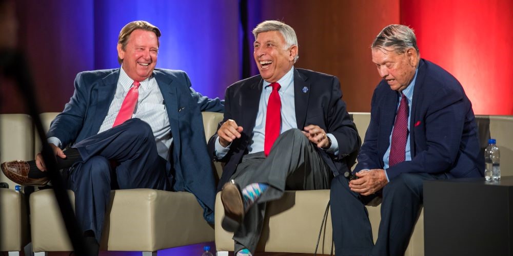 从左到右:前市长约翰·德莱尼、汤米·哈祖里和杰克·戈博尔德在台上笑