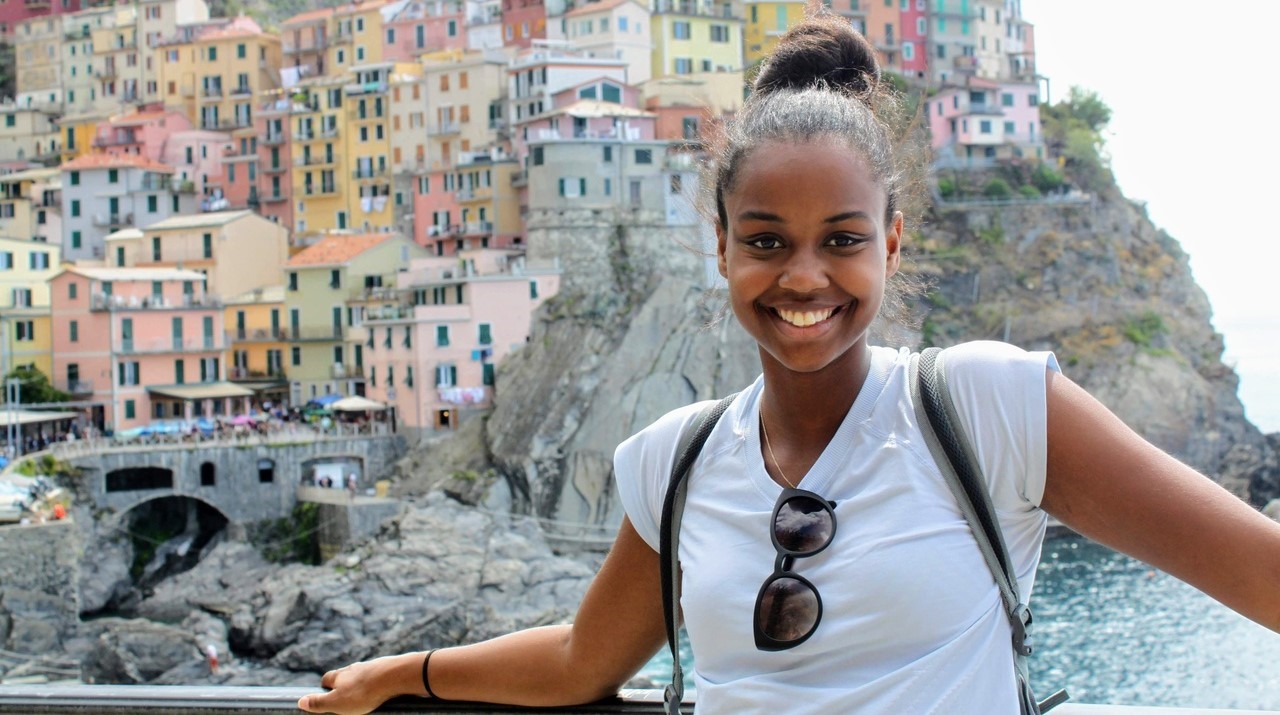 非裔美国女学生在巴塞罗那微笑